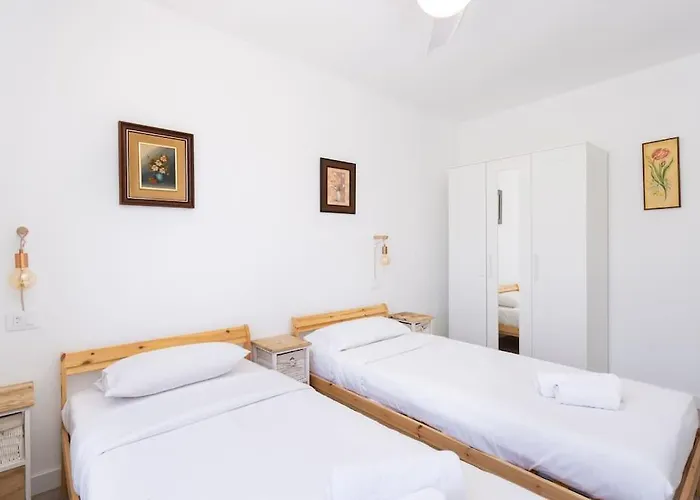 Dialez Holidays - Rebecca Nyaraló *